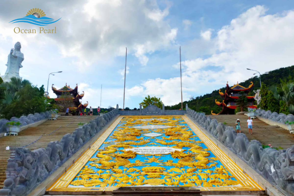 Bậc thang đá nổi bật tại chùa
