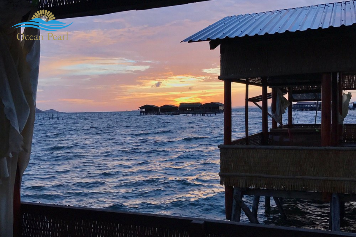 Hoàng hôn tại làng chài Rạc Vẹm